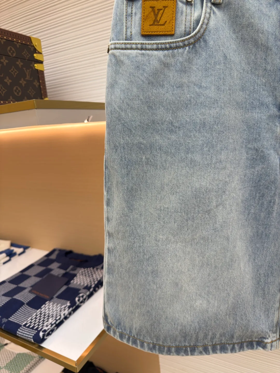 LOUIS VUITTON logo denim shorts ●Authentic product: Purchased and developed by 9350 ●Item number: 1680034-A65 ●Fabric: denim fabric ●Technology: washed production ●Version: fitted version ●Weight: about 540 grams ●Size: 30-32-34-36 ●Description: The fabric is made of 7s*7s twill cotton denim, the weft is made of compact siro-spun raw cotton yarn, and the ready-to-wear is made of fried sand and washed water. , sea salt and sea sand potassium permanganate additives are added to the tank, the flower pattern of the later washing cover is nostalgic color, matching the ancient gold hanging chain on the back collar, and the mold is opened to customize the cylindrical I-shaped buckle made of pearl material to restore ZG quality. The leather tag is made of suede leather with high-temperature stamping of the logo, and the checkerboard leather tag on the back is also made of suede. The pocket embroidery is a needle embroidery process, with double stitching and embroidered logo. The overall wiring is straight and delicate, the fabric is comfortable and soft, and the color is consistent without color difference. It can be matched with the same style to create a fashionable look and control various occasions. Customized accessories, complete with three standards, same style for men and women!